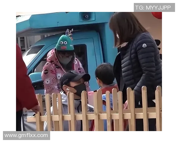 足球巨星当爸爸 带娃日常曝光展现亲子时光温馨一面